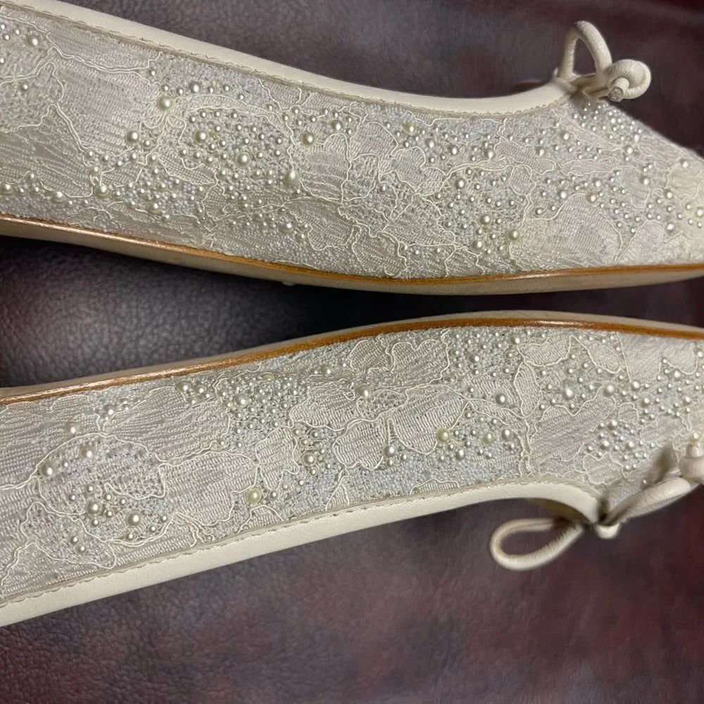 Antonio Melani new off white beige‎ lace embellished flats, size 6 1/2